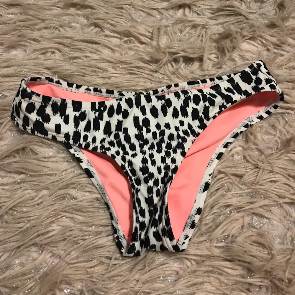 white & pink leapord bikini bottoms • 🤍